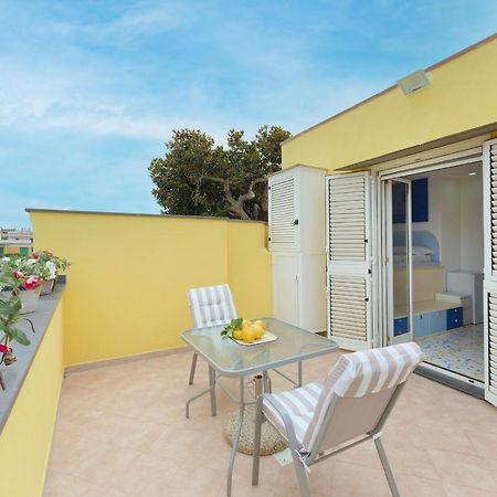 Aparthotel Il Poeta Procida Esterno foto