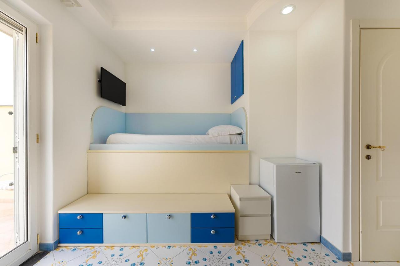 Aparthotel Il Poeta Procida Esterno foto
