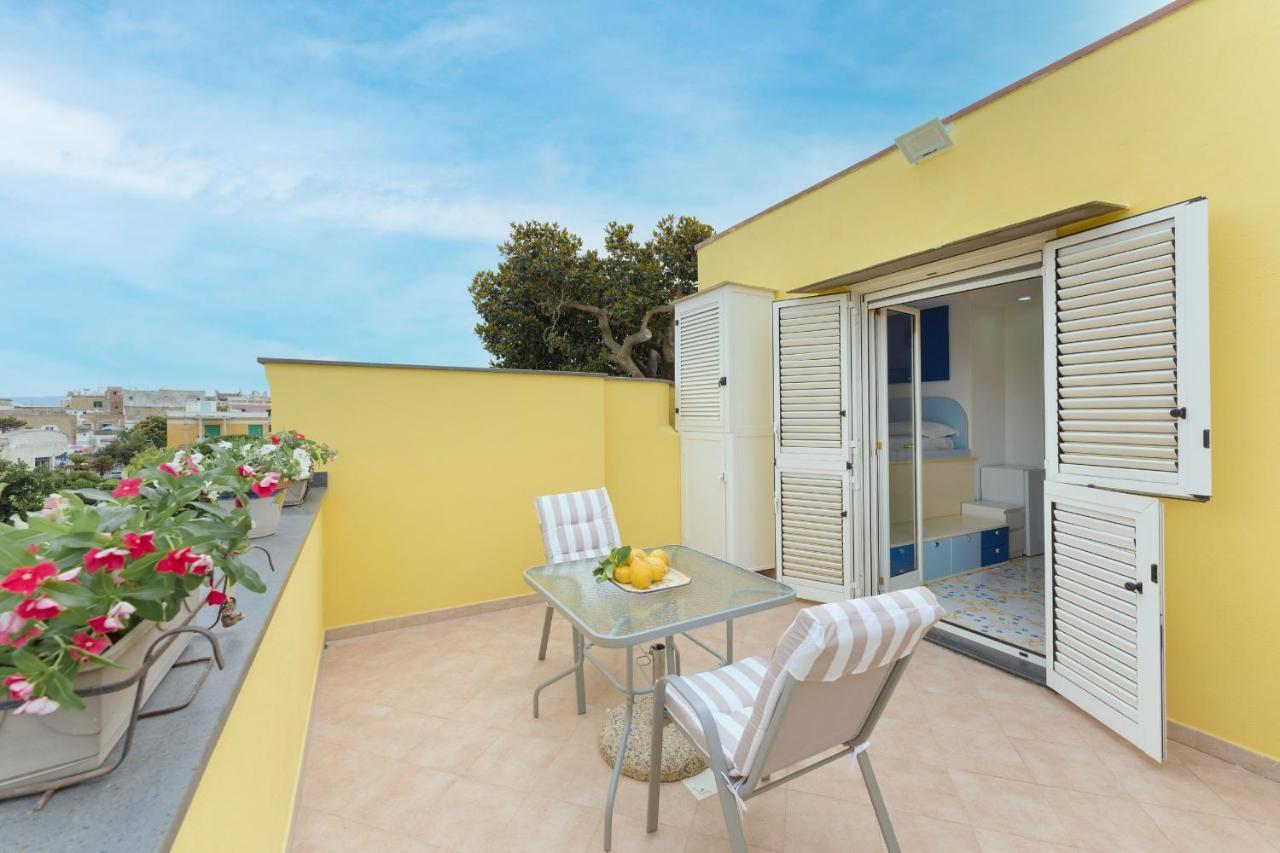 Aparthotel Il Poeta Procida Esterno foto