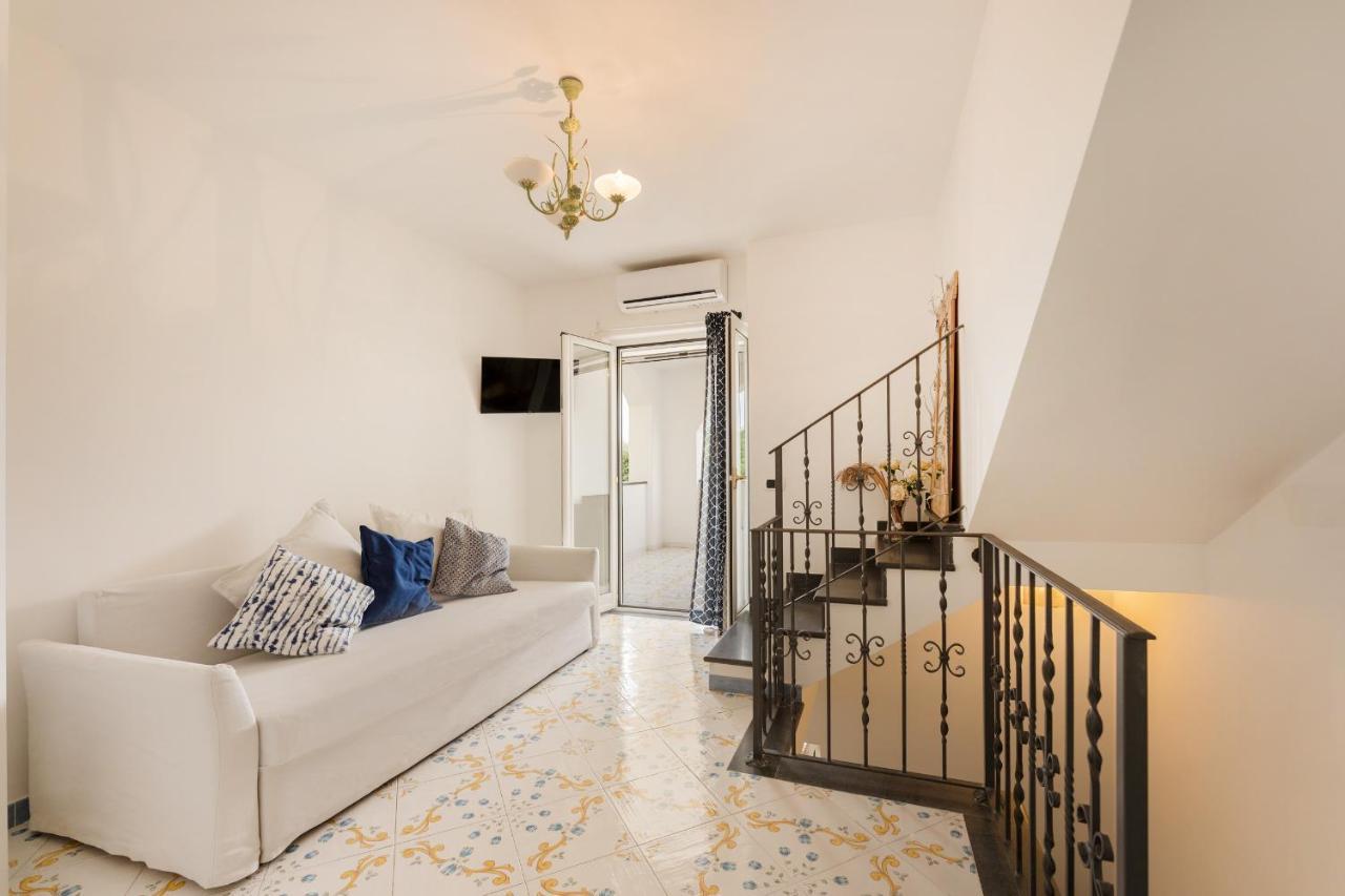 Aparthotel Il Poeta Procida Esterno foto
