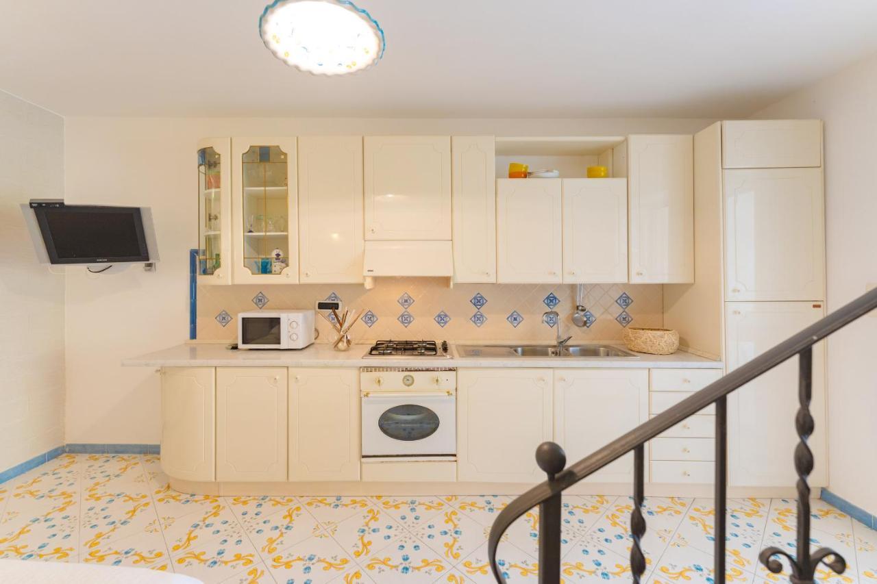 Aparthotel Il Poeta Procida Esterno foto