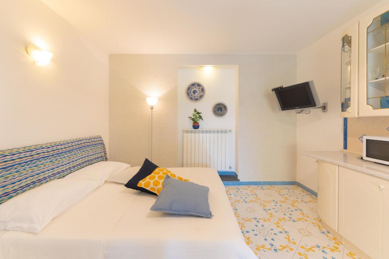 Aparthotel Il Poeta Procida Esterno foto