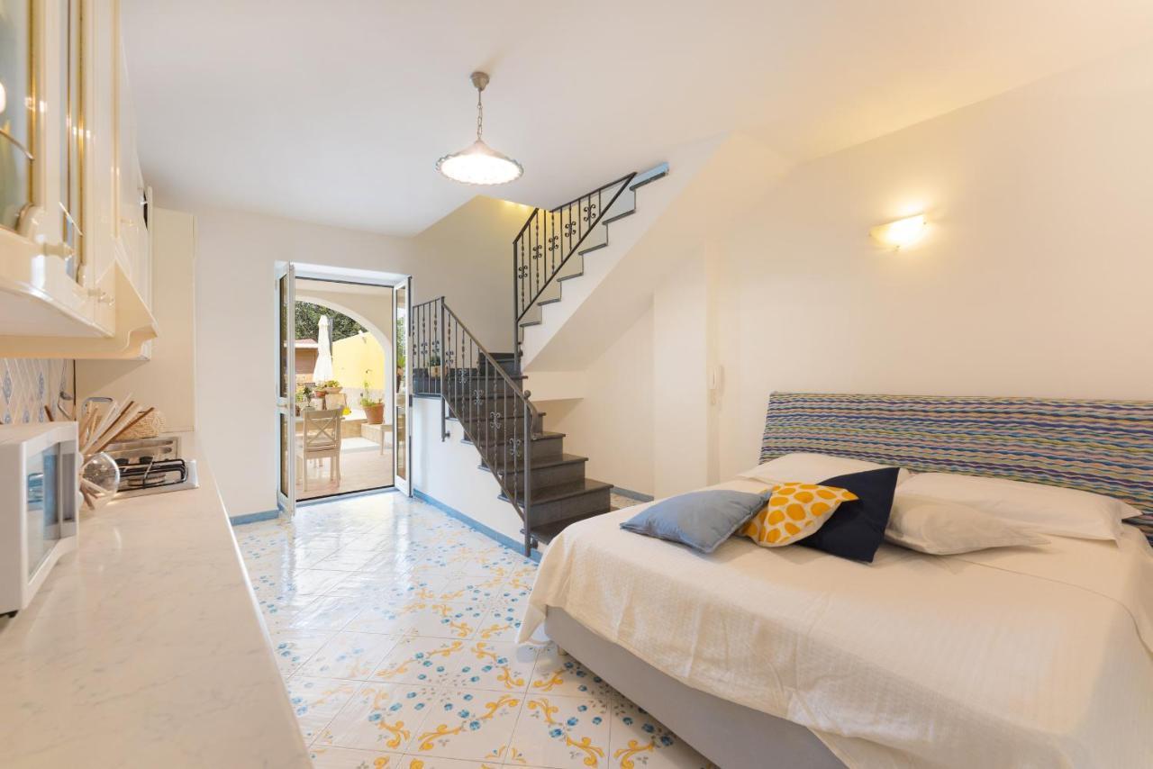 Aparthotel Il Poeta Procida Esterno foto