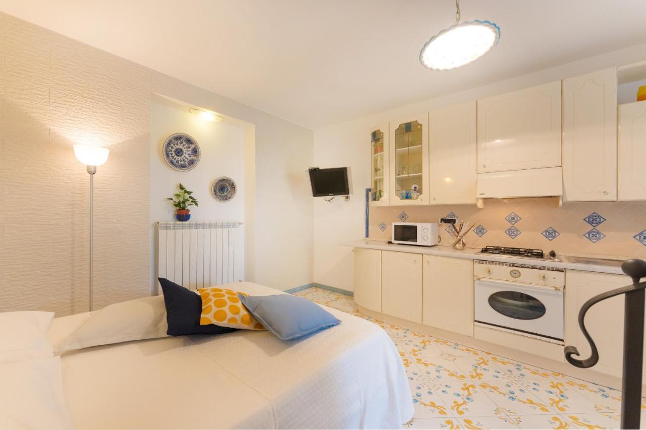 Aparthotel Il Poeta Procida Esterno foto